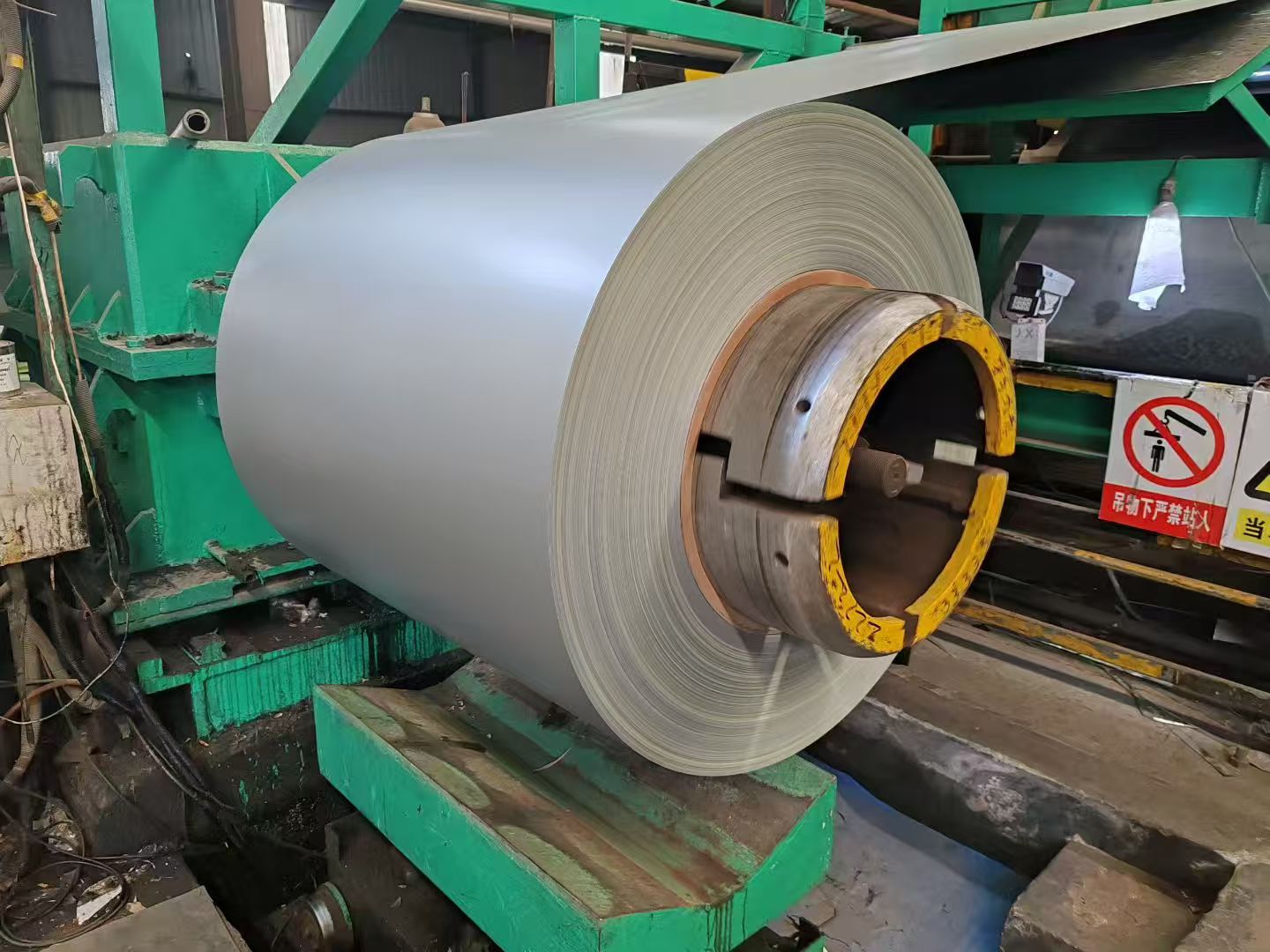 氟碳涂层铝卷定制颜色白银灰.jpg 氟碳涂层铝卷定制颜色白银灰.jpg